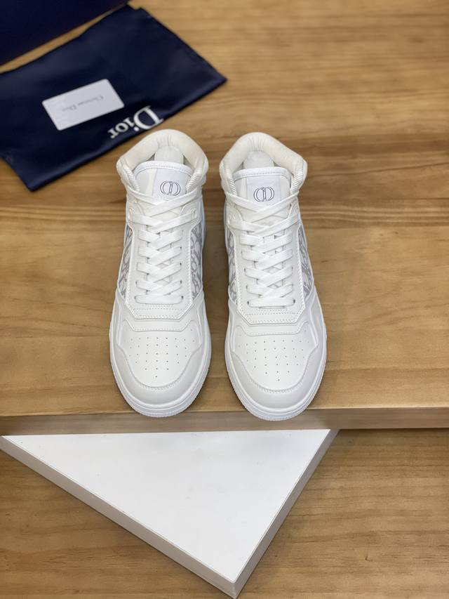 售 价: 商品商标：Dior* 迪奥* 高帮休闲鞋 正码码数: 38-44 可订做45.46 商品材料：鞋面进口牛皮拼接原版布料，透气内里，原版大底。 编 号：